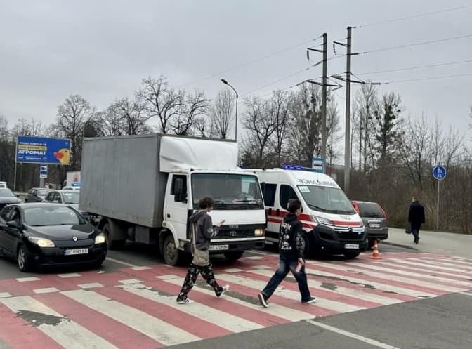 Водія карети швидкої, який наїхав на дівчину у Львові, відсторонили від роботи