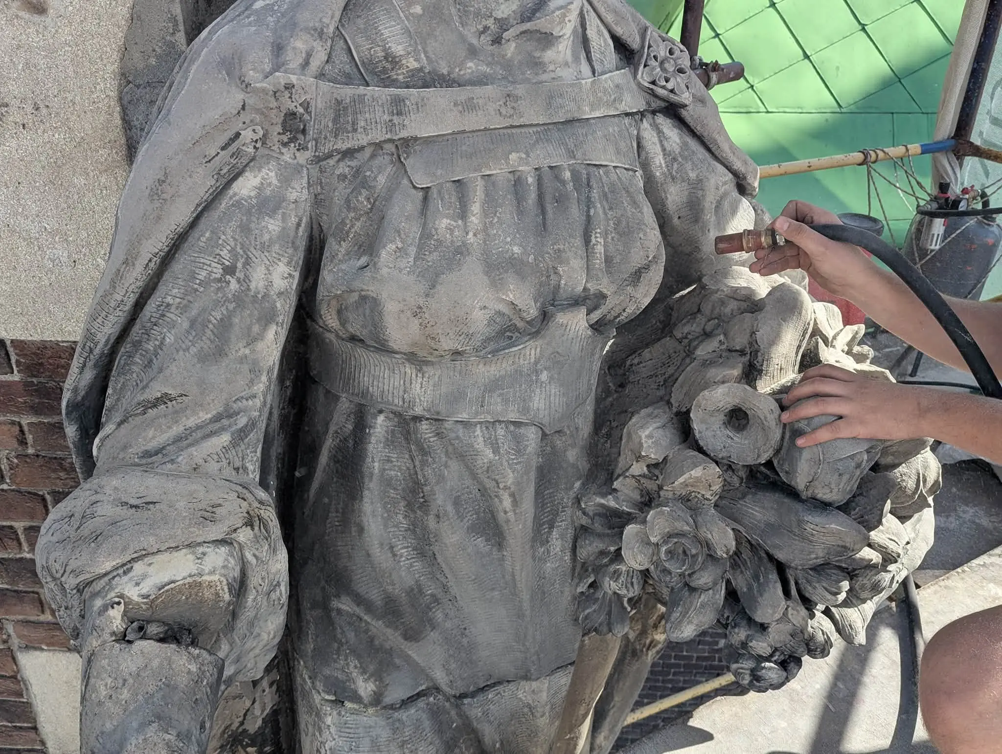У Львові відновлюють скульптуру святої Єлизавети / фото: Євген Бойко