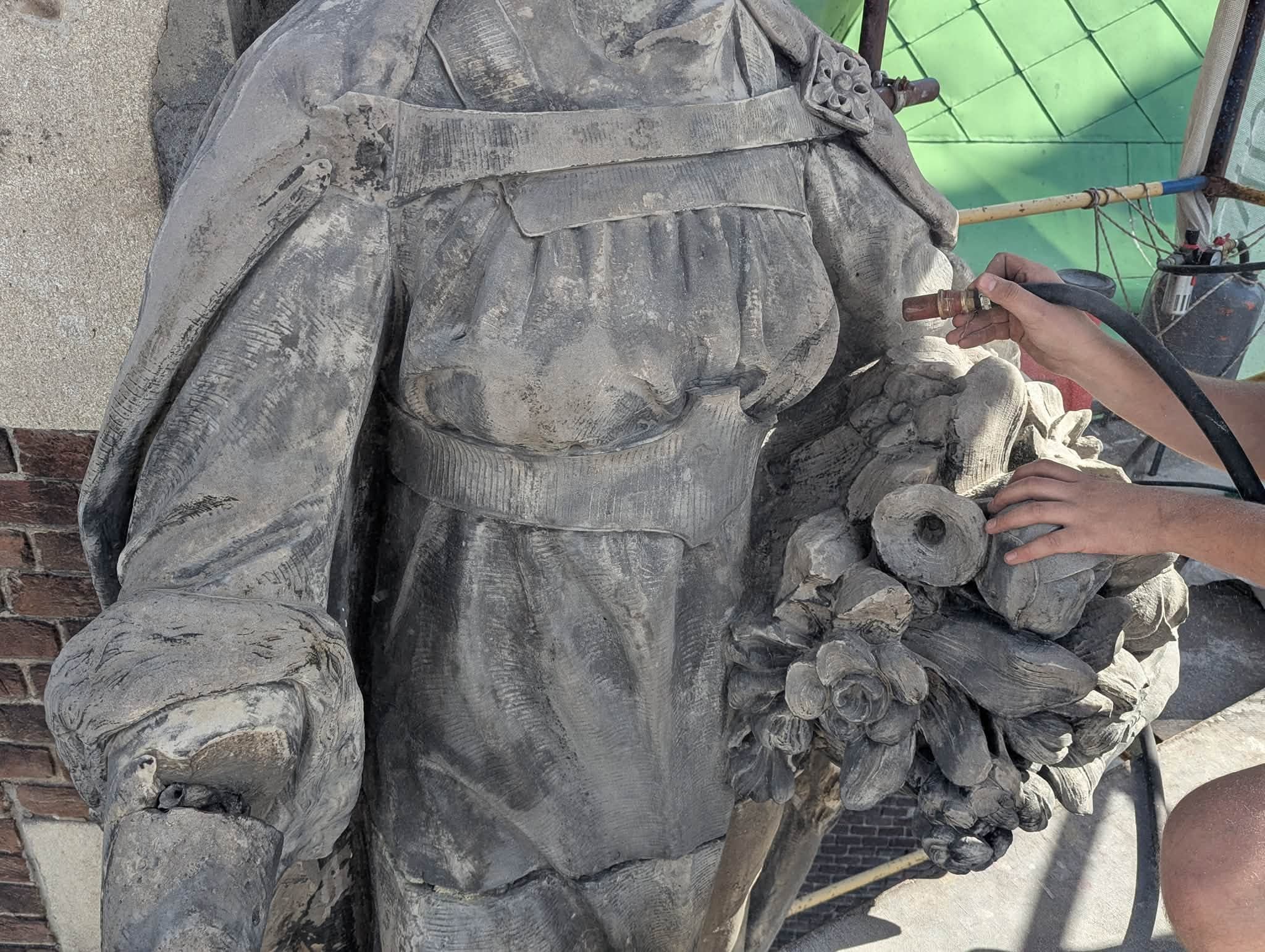 У Львові відновлюють скульптуру святої Єлизавети / фото: Євген Бойко