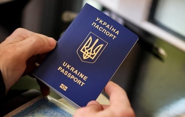 Українцям за кордоном можуть відмовити у оформленні паспорту. Яка причина