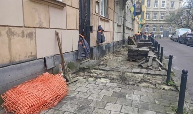 У Львові відремонтували тротуар, який веде до лікарні