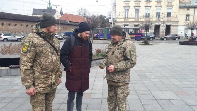 Працівники ТЦК розповідають про переваги контрактної служби на вулицях Львова