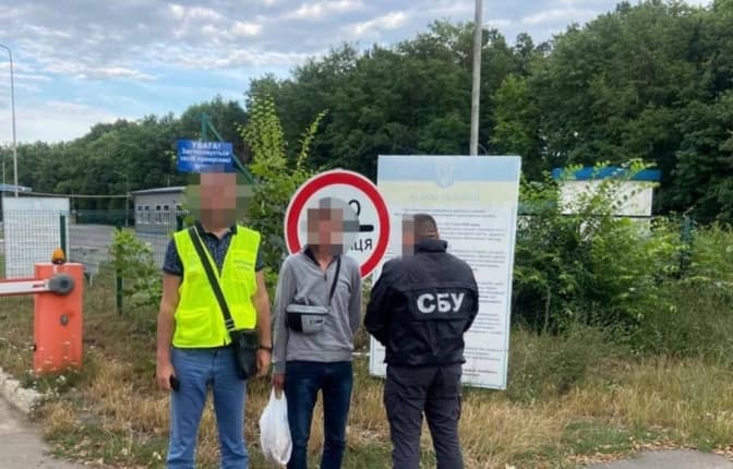 СБУ Львівщини депортувала 40-річного росіянина, який незаконно перебував в Україні