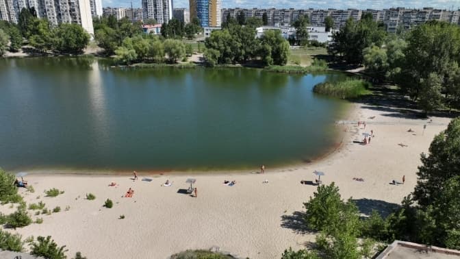 На Оболоні очистили узбережжя озера Біле