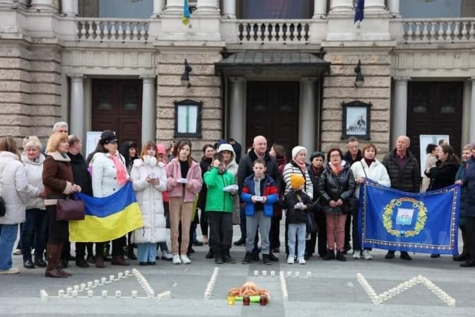 У Львові вшанували пам’ять загиблих від авіаудару рф по маріупольському драмтеатру