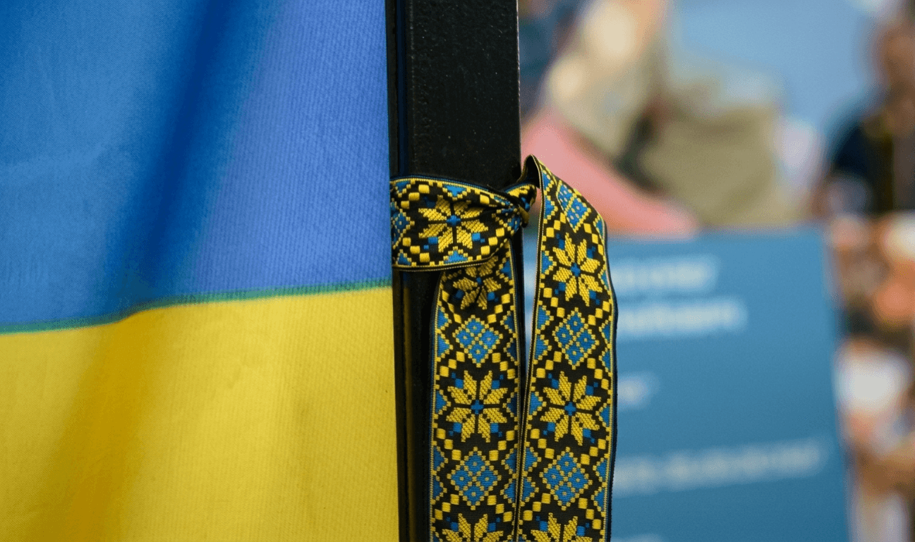 «Вишита стрічка пам’яті» — як символу вдячності полеглим захисникам і захисницям України / фото Меморіалу героїв