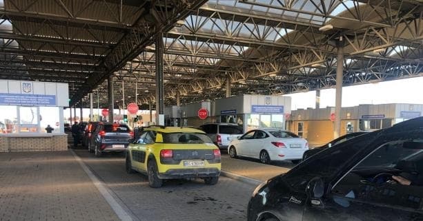 На кордоні з Польщею зупинилось майже 600 автомобілів. Де найбільше