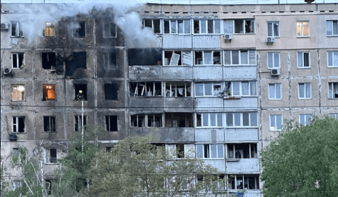 Через російську атаку в Києві сім'я шкільної вчительки лишилася без даху над головою, її діти поранені. Як допомогти