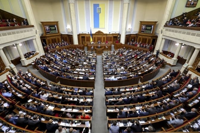 Чи може Володимир Зеленський розпустити Верховну Раду достроково і до чого тут Конституційний суд