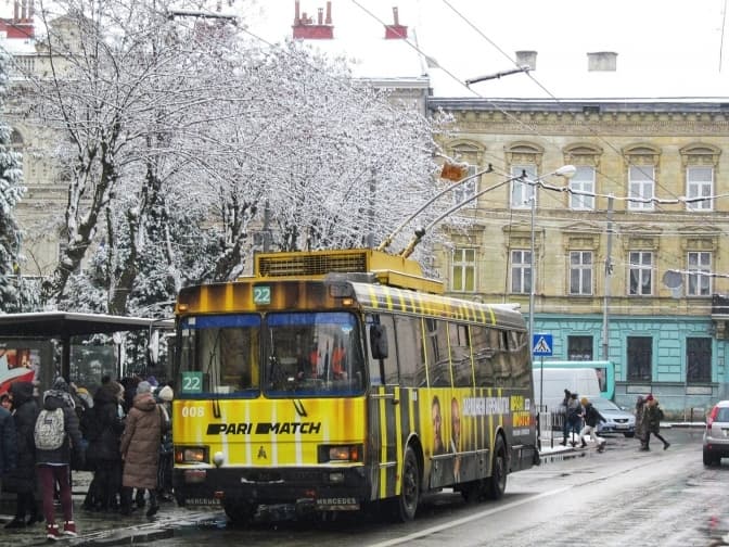 На Кульпарківській фура обірвала електромережу. Не курсують тролейбуси