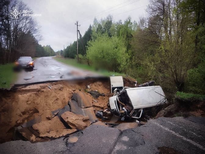 На Київщині мікроавтобус з людьми впав у провалля, є загиблі та поранені