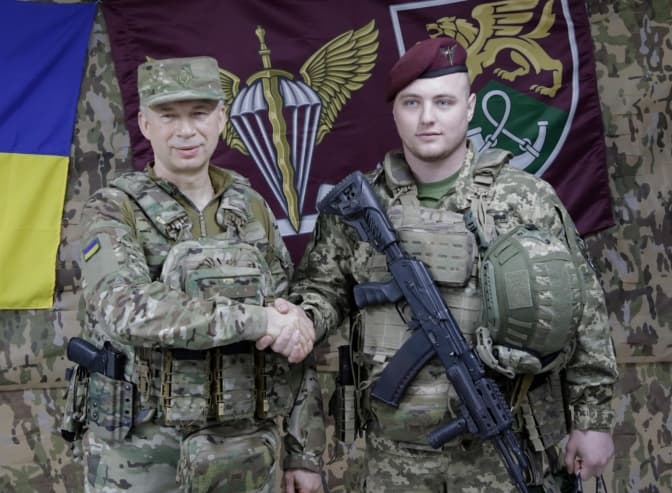Головнокомандувач Сирський вручив захиснику зі Львівщини почесну нагороду