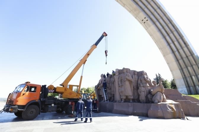 В Києві демонтують пам’ятник Переяславській раді