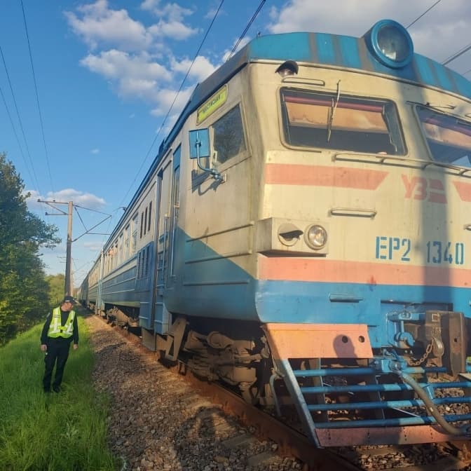 На Львівщині поїзд наїхав на чоловіка, який стояв на колії