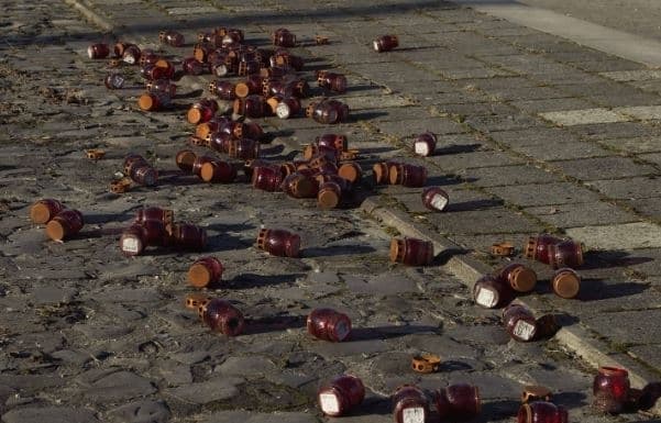 У Львові невідомий пошкодив виставку про загиблих в Оленівці військових. Оновлено