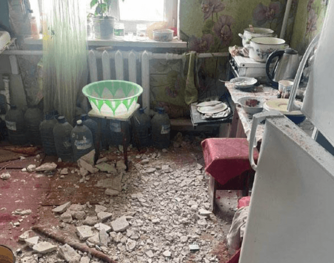 На Донбасі російські окупанти обстріляли ще один дитсадок і поранили мирну мешканку