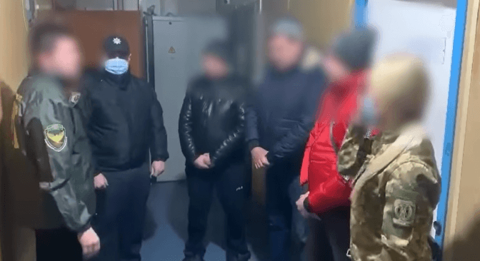 10 чоловіків намагались за хабар виїхати з України. Їх направили до військкоматів