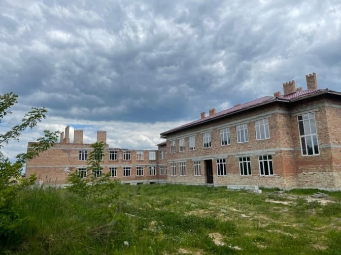 Школу на Львівщині за 190 млн гривень добудує компанія, яка у власності має лише одну автівку