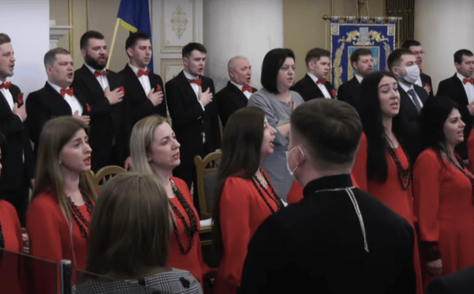 Хор на сесії. Чому в обласній раді попри карантин виступали кілька десятків співаків