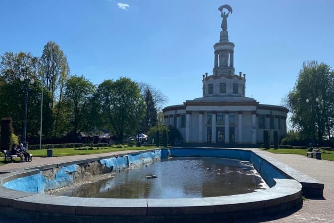 Залишити як є. У Києві роботи з аварійним центральним басейном ВДНГ відклали «до кращих часів»
