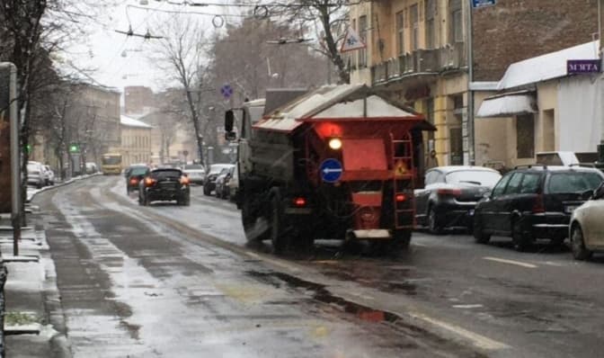 На львівських вулицях вночі працювала спецтехніка