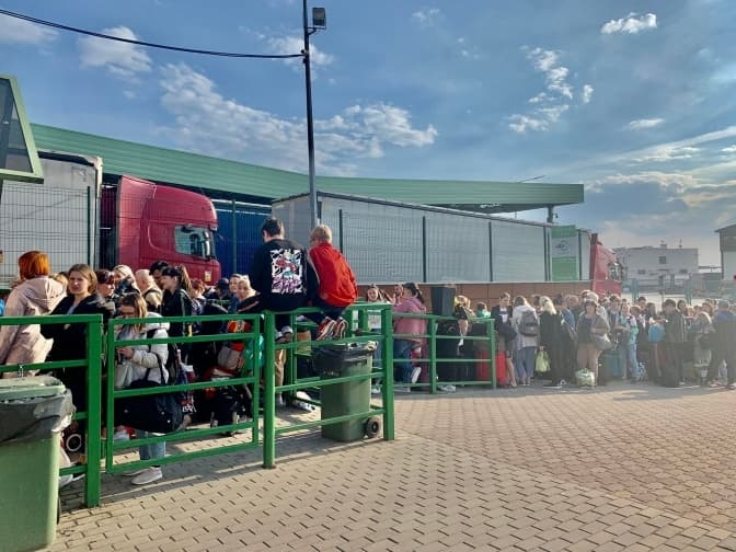 На кордоні з Польщею утворилась черга з українців, які повертаються додому. Фотофакт