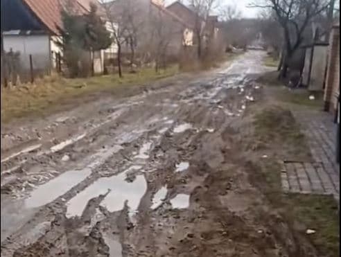 Львів'янка просить відремонтувати дорогу на Клепарові