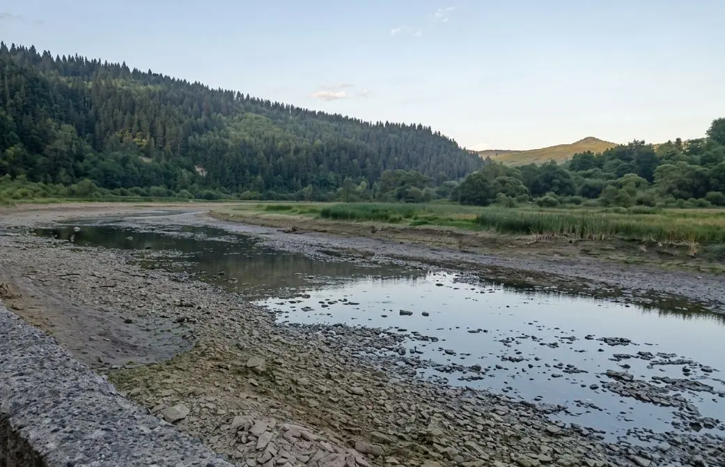 На більшості водойм області зафіксували рекордно низькі рівні води / на фото річка Стрий