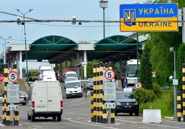 На пунктах пропуску Львівщини та Волині тимчасово не оформляють громадян