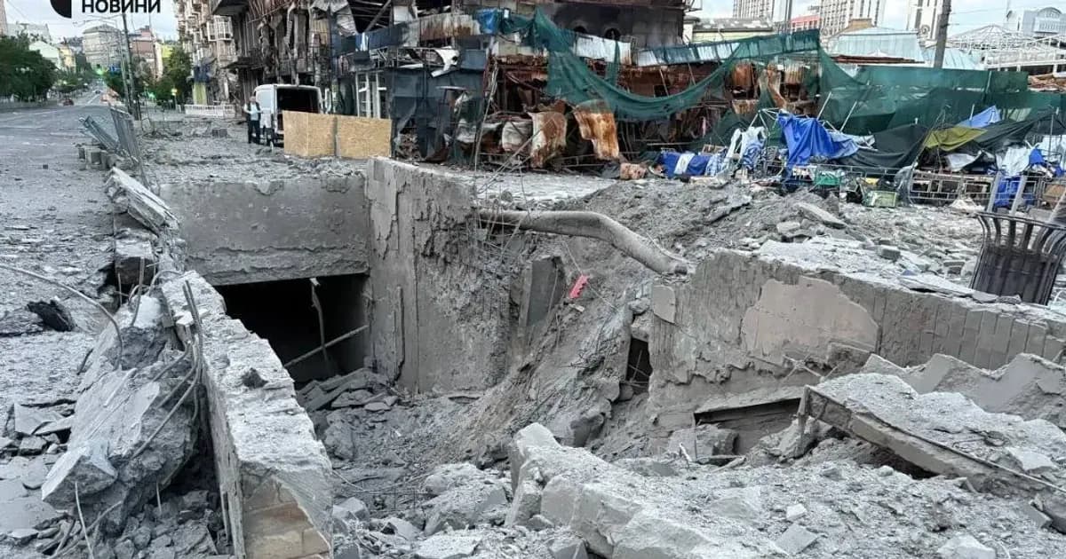 Знищений ракетним ударом підземний перехід біля метро Лук'янівська. Фото: Суспільне