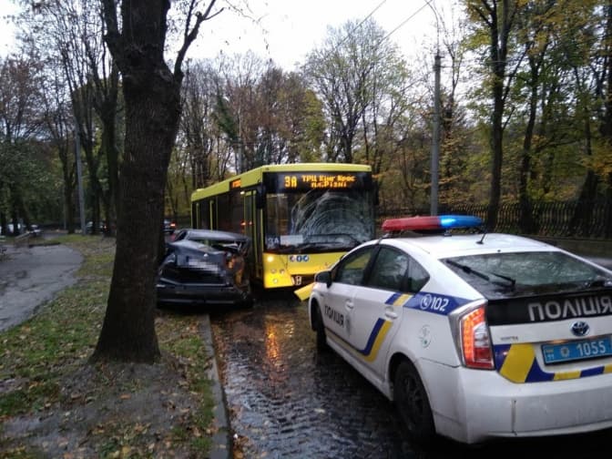 Поліція Львова шукає водія, який в’їхав у заповнений автобус №3а та втік. Фото