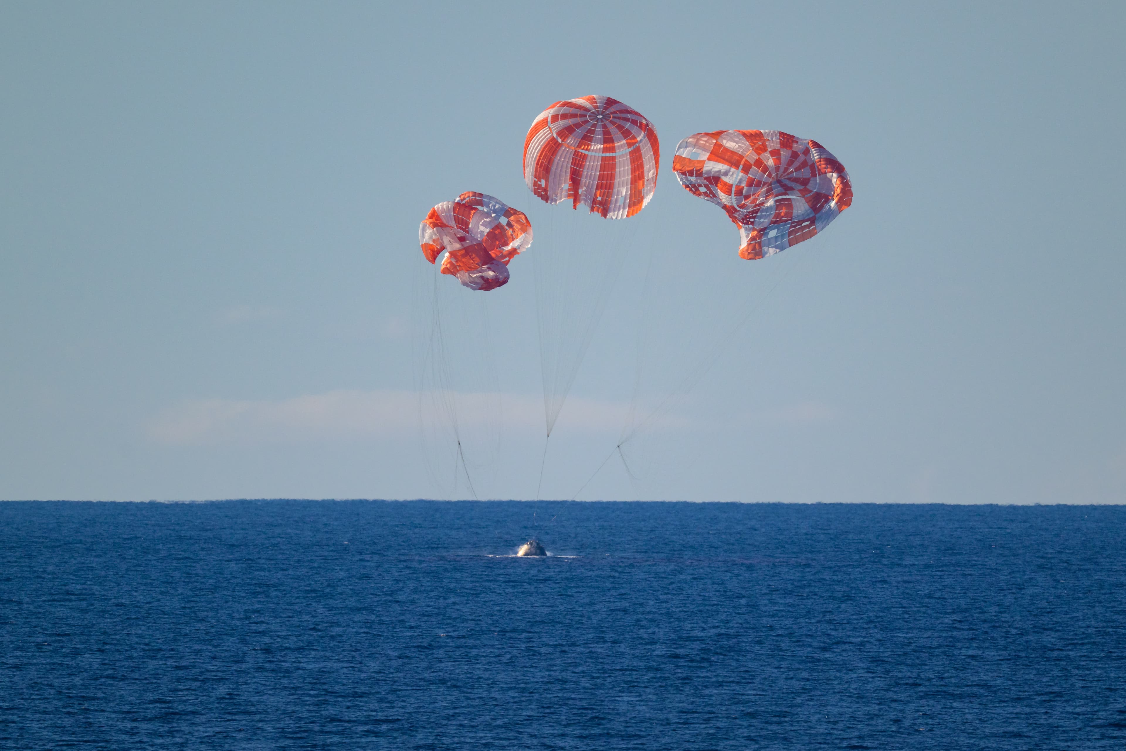 Приземлення космічного корабля NASA Orion з членами екіпажу Artemis II / фото: NASA