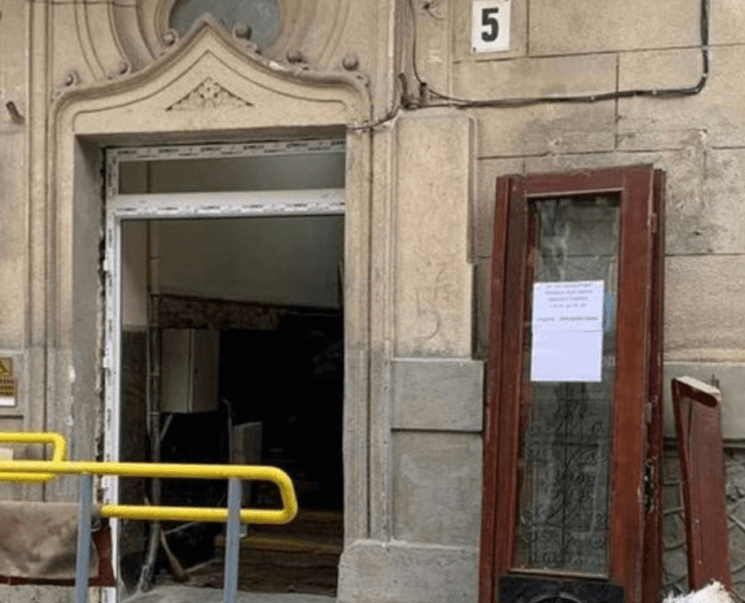 В історичній частині Львова дерев’яні двері змінили на білі пластикові. Фото до і після