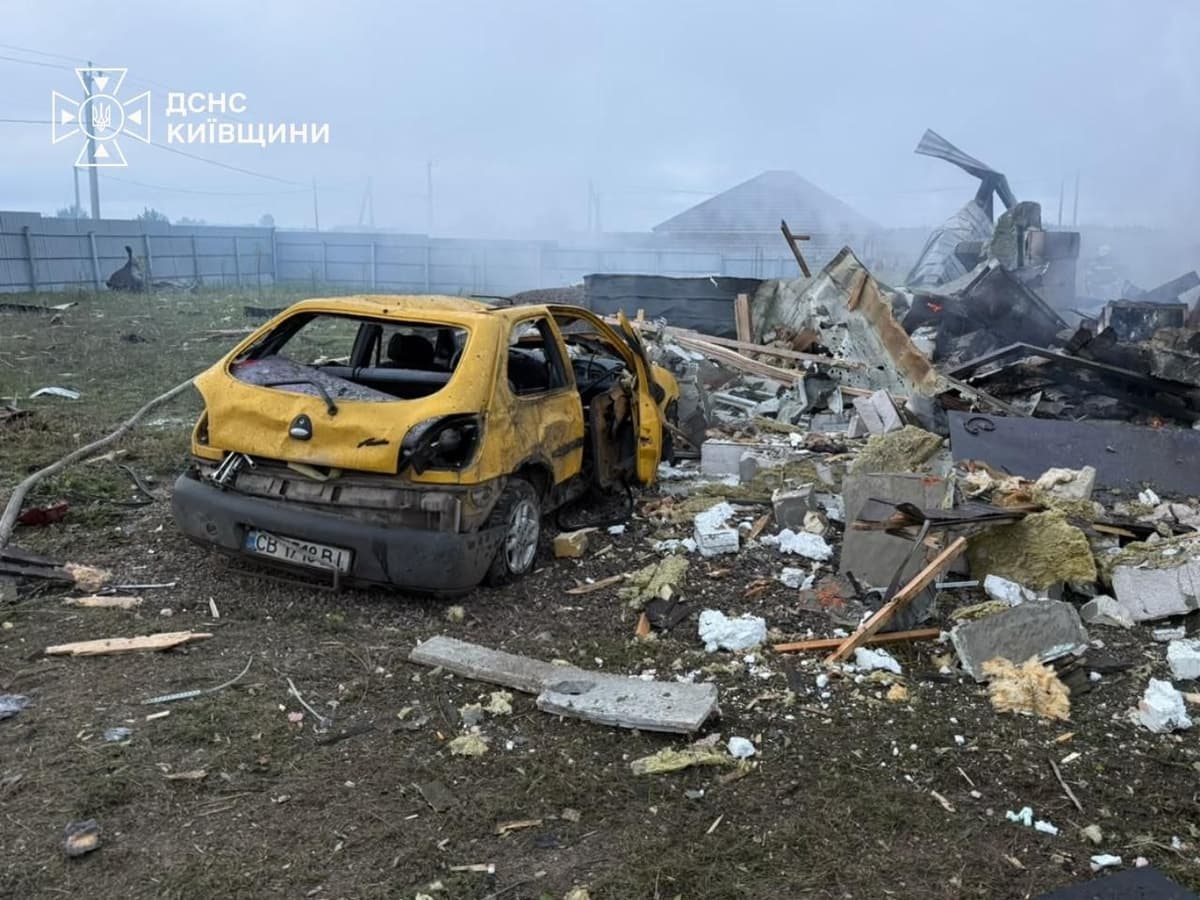 Атака на Київщину: зруйновано будинки, поранено родину з трьома дітьми