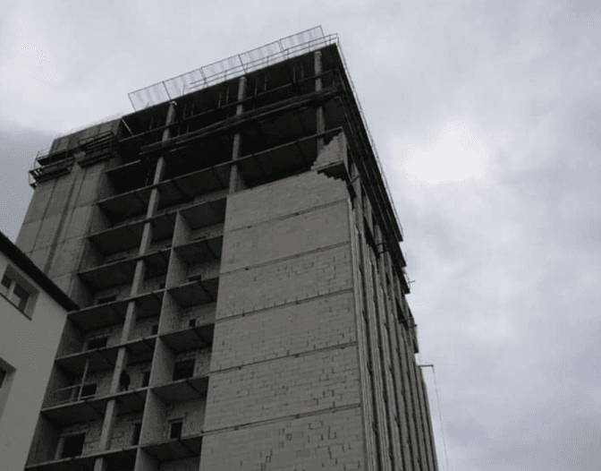 У Львові через вітер обвалилася стіна недобудови. Фото
