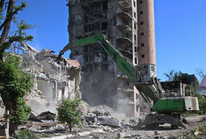У Маріуполі з-під завалів зруйнованих будинків тіла загиблих вивозять разом з бетоном