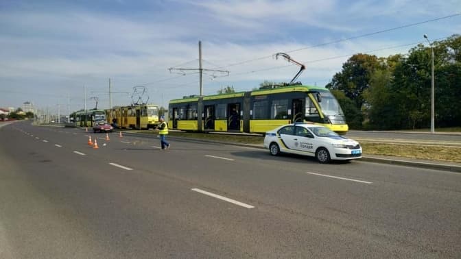 На Сихові трамвай збив чоловіка, який у навушниках ішов по коліях
