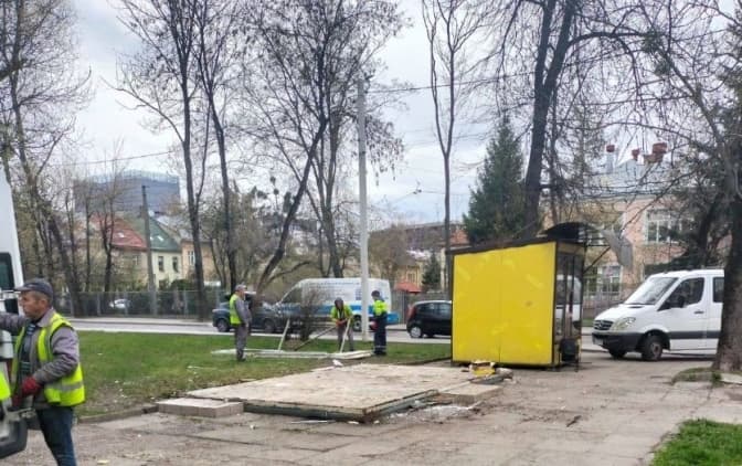 На Коновальця демонтували незаконний кіоск, родичі покійного підприємця спричинили конфлікт