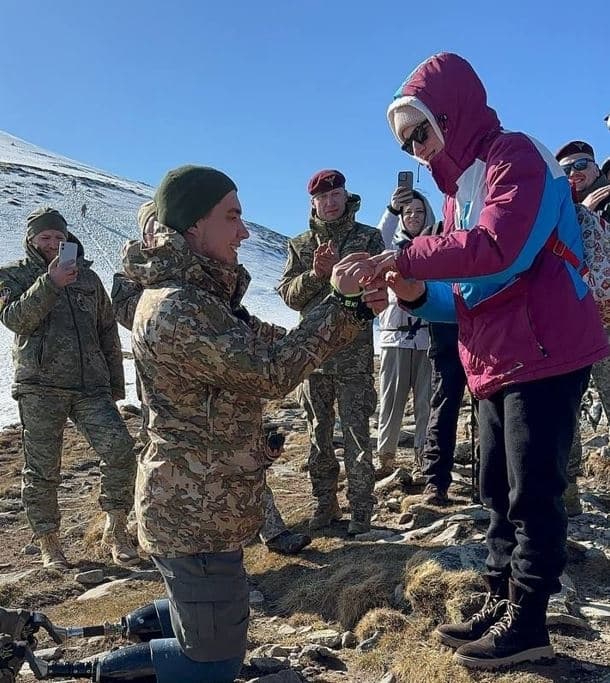 Військовий на протезах піднявся на Говерлу та зробив пропозицію коханій