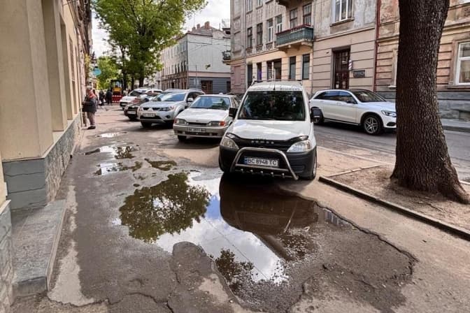 На вулиці Героїв УПА у Львові відремонтують хідник: у якому він стані зараз