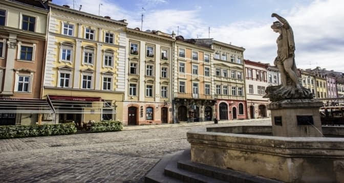 Львів'ян запрошують на екскурсію знаковими скульптурами міста