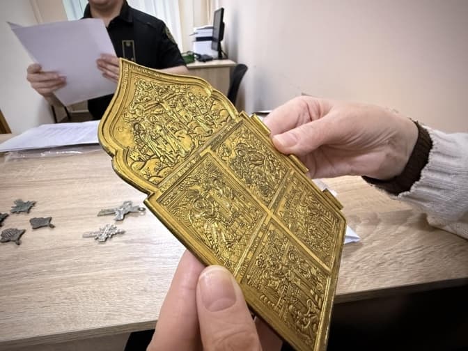 Ікона, хрестики та порцеляна: Київська митниця передала музеям культурні цінності