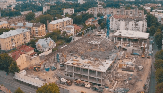 Без дерев та з аркою. Як реконструюють палац спорту «Україна» на Мельника. Відео з дрона