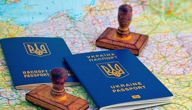 Мінкульт призупиняє виїзд митців і медійників за кордон. Що відомо
