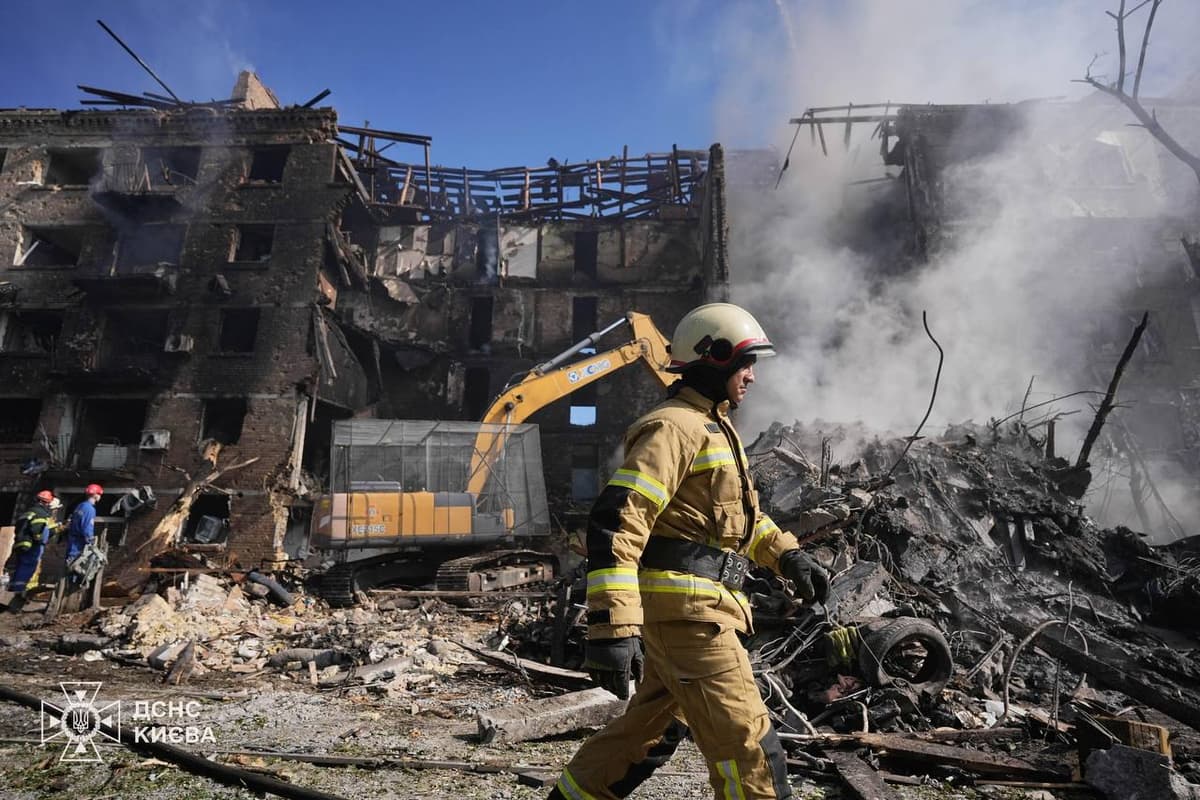 Понад 60 поранених та двоє загиблих: росіяни здійснили наймасштабніший комбінований удар по Києву та області