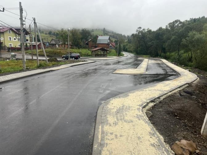 У гірському курорті на Львівщині ремонтують дорогу. Фото