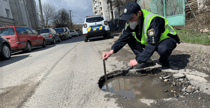 На дорогах Львівщини поліція почала міряти ями після зими. Фото