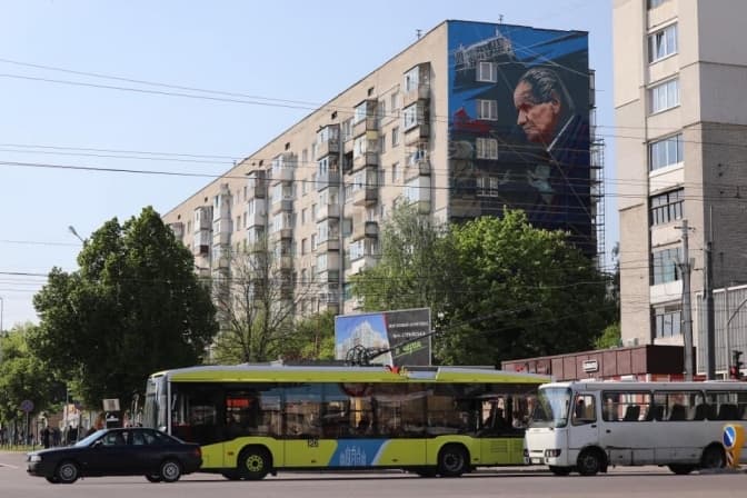 На житловому будинку у Львові з’явився мурал із Борисом Возницьким