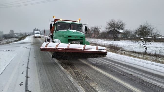 На Львівщині сніжить. Водіїв просять бути уважними на дорогах