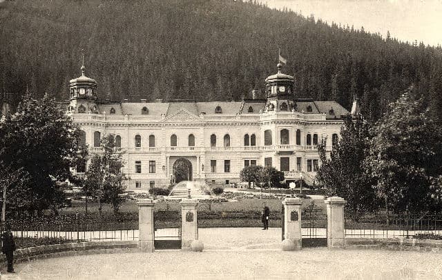 Колись палац мав куполи, що видно на старих світлинах